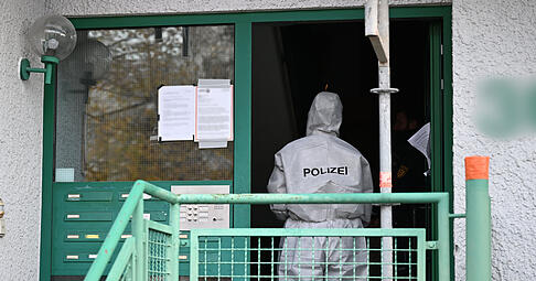ARCHIV - 05.11.2025, Baden-Württemberg, Stuttgart: Die Spurensicherung ist im Einsatz, nachdem in einem Wohnhaus nach Angaben der Polizei drei Tote entdeckt wurden. (zu dpa: «Nach Leichenfund in Stuttgart: Tote sind Mutter und Kinder») Foto: Bernd Weißbrod/dpa +++ dpa-Bildfunk +++ ARCHIV - 05.11.2025, Baden-Württemberg, Stuttgart: Die Spurensicherung ist im Einsatz, nachdem in einem Wohnhaus nach Angaben der Polizei drei Tote entdeckt wurden. (zu dpa: «Nach Leichenfund in Stuttgart: Tote sind Mutter und Kinder») Foto: Bernd Weißbrod/dpa +++ dpa-Bildfunk +++