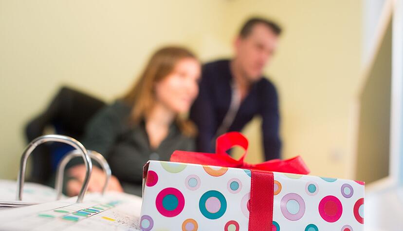 Geschenke vom Arbeitgeber dürfen grundsätzlich angenommen werden - solange das Wertlimit bei 50 Euro pro Monat liegt.