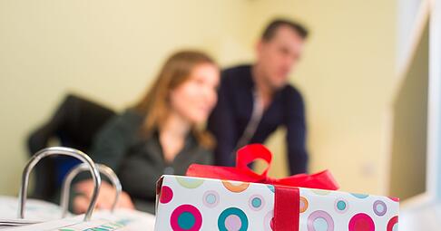 Geschenke vom Arbeitgeber dürfen grundsätzlich angenommen werden - solange das Wertlimit bei 50 Euro pro Monat liegt.