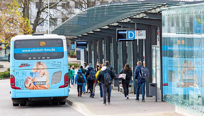 Schüler auf dem Weg zum Bus an der Ballei in Neckarsulm: Auf vielen Strecken gibt es derzeit zusätzliche Verbindungen.
Foto: Mario Berger Schüler auf dem Weg zum Bus an der Ballei in Neckarsulm: Auf vielen Strecken gibt es derzeit zusätzliche Verbindungen.
Foto: Mario Berger