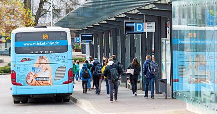 Schüler auf dem Weg zum Bus an der Ballei in Neckarsulm: Auf vielen Strecken gibt es derzeit zusätzliche Verbindungen.
Foto: Mario Berger