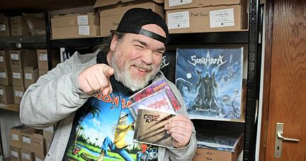 CDs, Schallplatten, Shirts und Merchandiseartikel jeglicher Art: Markus R&ouml;sner, Inhaber von MDD Records, in seinem Lager im Nordheimer Ortsteil Nordhausen.