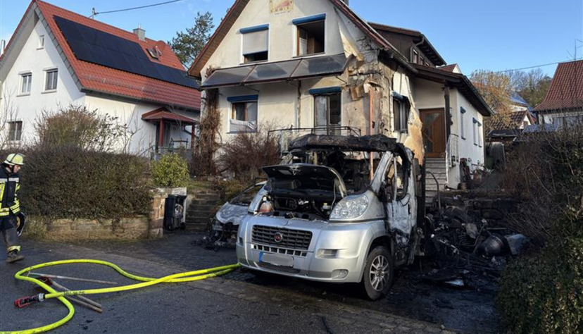 Am Montagmorgen ist ein Auto in der Schafackerstra&szlig;e in Schwaigern in Brand geraten.