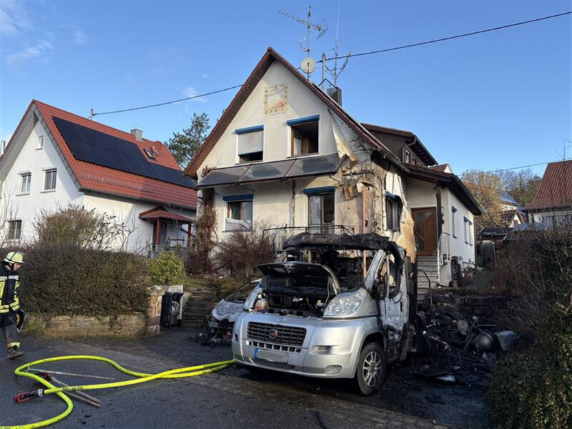 Am Montagmorgen ist ein Auto in der Schafackerstra&szlig;e in Schwaigern in Brand geraten.