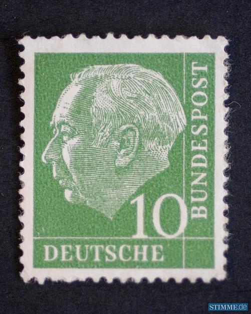 Zusammengestellt von Archiv und Dokumentation der Heilbronner Stimme.
Am 12. September 1949 wählt die Bundesversammlung den FDP-Vorsitzenden Theodor Heuss zum ersten Bundespräsidenten. 1954 wird die Briefmarken-Serie Heuss (I ) herausgegeben. Sie besteht aus zehn kleinformatigen Werten von 2 - 25 Pfennig. Zusammengestellt von Archiv und Dokumentation der Heilbronner Stimme.
Am 12. September 1949 wählt die Bundesversammlung den FDP-Vorsitzenden Theodor Heuss zum ersten Bundespräsidenten. 1954 wird die Briefmarken-Serie Heuss (I ) herausgegeben. Sie besteht aus zehn kleinformatigen Werten von 2 - 25 Pfennig.
