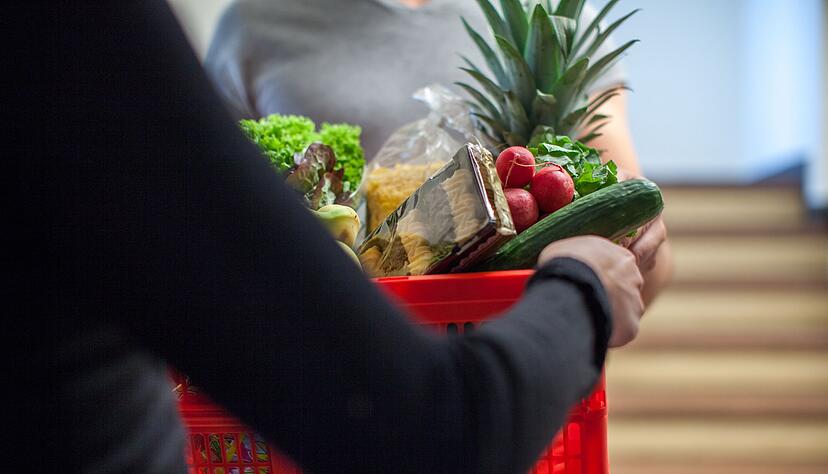 Nachbarschaftshilfe: Wenn man bei bestimmten Aufgaben im Alter nicht mehr allein zurechtkommt, lohnt es sich, um Unterst&uuml;tzung zu bitten.