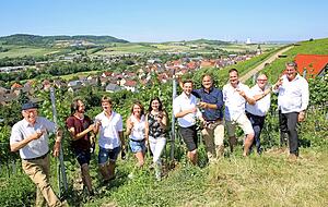 Quer-Feld-Wein-Aktivposten (v. l.): Peter Dierolf, Gerhard Leiss, Felix Schropp, Marion Döhler, Janine Keicher, Manuel Haberkern-Betz, Uwe Mosthaf, Christoph Haberkern, Willi Keicher, Marco Rogalski.
Foto: Ralf Seidel