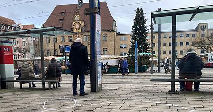 Die Markierungen der Polizei ziehen sich vom Marktplatz bis in die Fischergasse. Es sind Dutzende. Überall zeugen noch Blutspuren und -tropfen vom Geschehen. Die Markierungen der Polizei ziehen sich vom Marktplatz bis in die Fischergasse. Es sind Dutzende. Überall zeugen noch Blutspuren und -tropfen vom Geschehen.