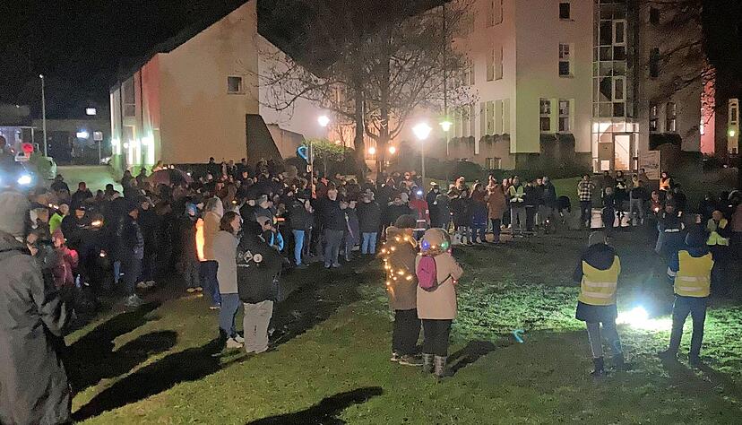 Deutlich mehr Menschen als bei der Gegendemo haben sich zu einem der sogenannten Spaziergänge hinter dem Rathaus in Bretzfeld versammelt. Mit Musik zogen sie durch die Straßen. Deutlich mehr Menschen als bei der Gegendemo haben sich zu einem der sogenannten Spaziergänge hinter dem Rathaus in Bretzfeld versammelt. Mit Musik zogen sie durch die Straßen.