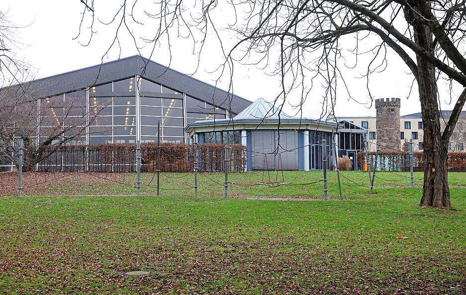 Blick auf das Soleo-Hallenbad in Heilbronn im sogenannten Hospitalgrün.