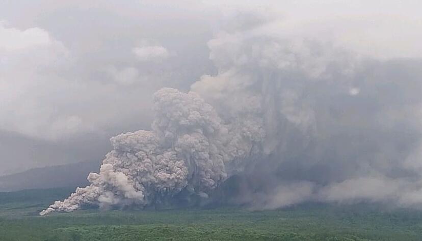Der Semeru setzt vulkanisches Material frei. Der Semeru setzt vulkanisches Material frei.