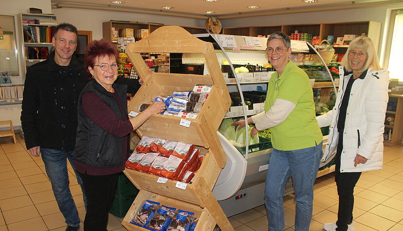 Uwe Oberndörfer (von links), Heidi Hübner, Monika Dürrwächter und Beate Hindennach betreiben den genossenschaftlichen Dorfladen in Michelbach. Uwe Oberndörfer (von links), Heidi Hübner, Monika Dürrwächter und Beate Hindennach betreiben den genossenschaftlichen Dorfladen in Michelbach.