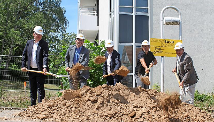 Am Montag fiel der symbolische Spatenstich, Ende der Woche beginnen dann die Arbeiten am Erweiterungsbau der Vesalius-Klinik.
Foto: Elfi Hofmann Am Montag fiel der symbolische Spatenstich, Ende der Woche beginnen dann die Arbeiten am Erweiterungsbau der Vesalius-Klinik.
Foto: Elfi Hofmann