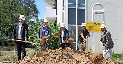 Am Montag fiel der symbolische Spatenstich, Ende der Woche beginnen dann die Arbeiten am Erweiterungsbau der Vesalius-Klinik.
Foto: Elfi Hofmann