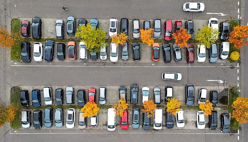 Viele, viele bunte Autos: Jedes ist leicht anders - das gilt auch für die persönlichen Lebensumstände der Halter. Die können sich aber ändern und unter Umständen den Versicherungsschutz günstiger machen. Viele, viele bunte Autos: Jedes ist leicht anders - das gilt auch für die persönlichen Lebensumstände der Halter. Die können sich aber ändern und unter Umständen den Versicherungsschutz günstiger machen.