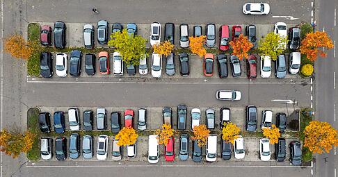 Viele, viele bunte Autos: Jedes ist leicht anders - das gilt auch für die persönlichen Lebensumstände der Halter. Die können sich aber ändern und unter Umständen den Versicherungsschutz günstiger machen. Viele, viele bunte Autos: Jedes ist leicht anders - das gilt auch für die persönlichen Lebensumstände der Halter. Die können sich aber ändern und unter Umständen den Versicherungsschutz günstiger machen.