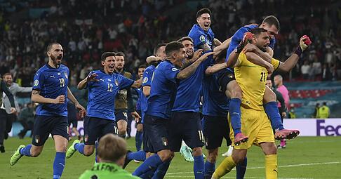 11.07.2021, Großbritannien, London: Fußball: EM, Italien - England, Finalrunde, Finale im Wembley Stadion. Italienische Spieler jubeln beim Elfmeterschießen mit Italiens Torhüter Gianluigi Donnarumma (r). Italien gewinnt das Finale im Elfmeterschießen mit 3:2 und ist Fußball-Europameister. Foto: Laurence Griffiths/Pool Getty Images/AP/dpa +++ dpa-Bildfunk +++ 11.07.2021, Großbritannien, London: Fußball: EM, Italien - England, Finalrunde, Finale im Wembley Stadion. Italienische Spieler jubeln beim Elfmeterschießen mit Italiens Torhüter Gianluigi Donnarumma (r). Italien gewinnt das Finale im Elfmeterschießen mit 3:2 und ist Fußball-Europameister. Foto: Laurence Griffiths/Pool Getty Images/AP/dpa +++ dpa-Bildfunk +++