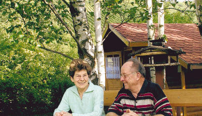 Obwohl Josefine und Hans Kohler an ihrem „Sommersitz“ im Wochenendhausgebiet in Söhlbach immer etwas zu tun haben, legen sie auch einmal die Hände in den Schoß und genießen das Nichtstun. (Fotos: Sabine Friedrich) Obwohl Josefine und Hans Kohler an ihrem „Sommersitz“ im Wochenendhausgebiet in Söhlbach immer etwas zu tun haben, legen sie auch einmal die Hände in den Schoß und genießen das Nichtstun. (Fotos: Sabine Friedrich)
