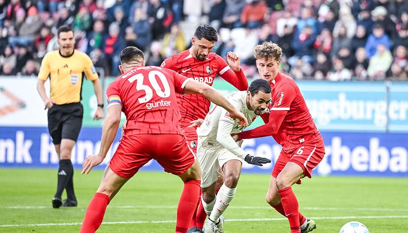 Alexis Claude-Maurice (2 v r) im Gew&uuml;hl mit den Freiburgern.