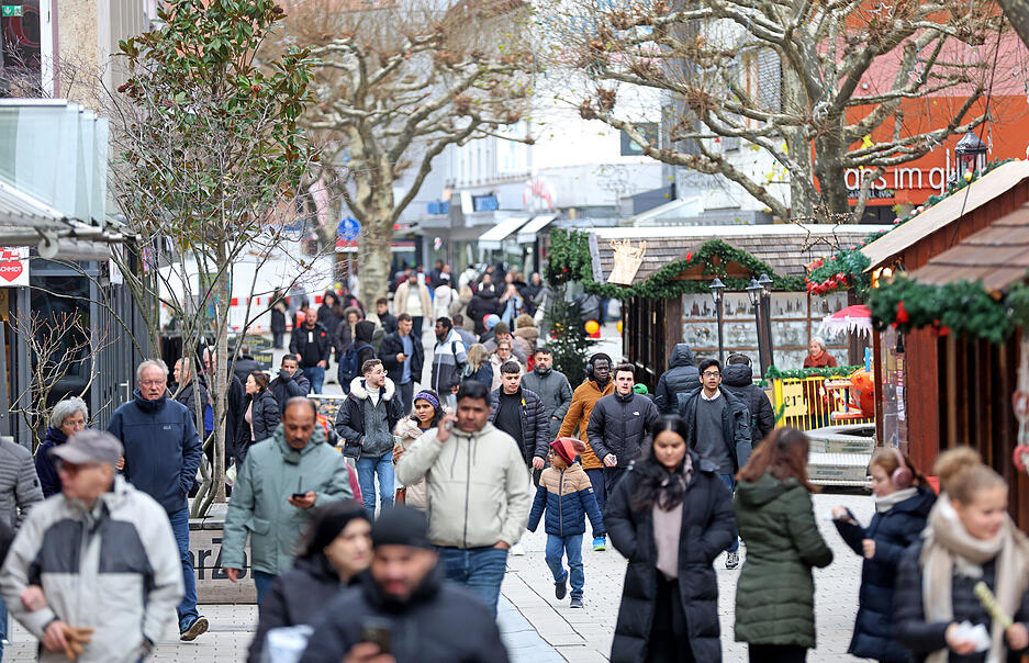 Der Heilbronner Weihnachtsmarkt endet am 22. Dezember 2024. An insgesamt 65 Hütten gibt es Kulinarisches, Handwerkskunst und Geschenkideen für das Weihnachtsfest. Der Heilbronner Weihnachtsmarkt endet am 22. Dezember 2024. An insgesamt 65 Hütten gibt es Kulinarisches, Handwerkskunst und Geschenkideen für das Weihnachtsfest.