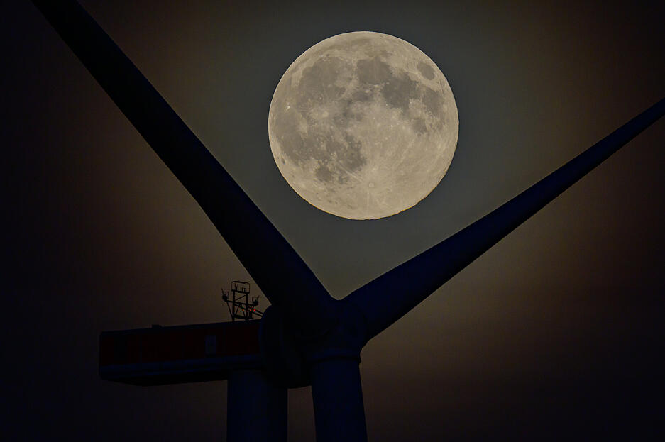 Der Vollmond leuchtet am späten Nachmittag über einer Windenergieanlage im östlichen Brandenburg. Der Vollmond leuchtet am späten Nachmittag über einer Windenergieanlage im östlichen Brandenburg.