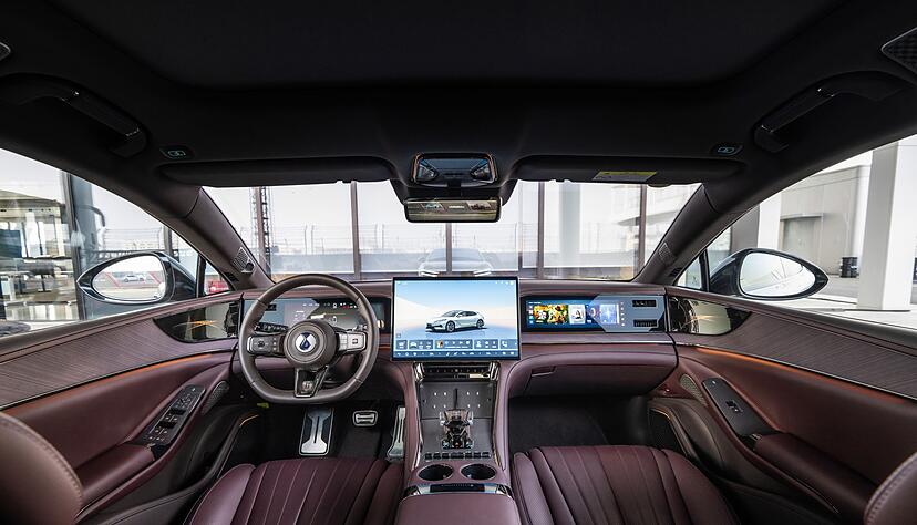 Klassische Moderne: Denza kombiniert im Z9 GT Leder und breite Bildschirmlandschaften in der ersten Reihe.