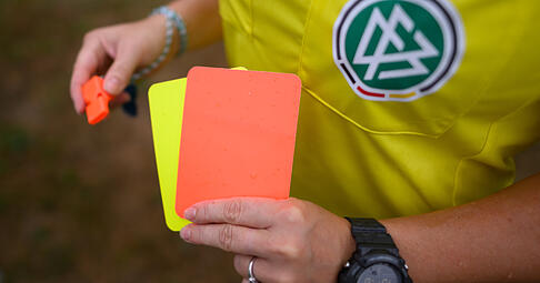 Ein Foul, Rote Karten, die wohl zur&uuml;ckgenommen wurden und am Ende ein Spielabbruch: Im Bezirkspokal Franken ging es rund.