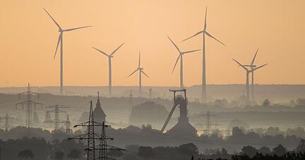 Die erneuerbaren Energien tragen immer mehr zum Stromnetz in Deutschland bei. Besonders die Beiträge der Windkraft sind gestiegen. Die erneuerbaren Energien tragen immer mehr zum Stromnetz in Deutschland bei. Besonders die Beiträge der Windkraft sind gestiegen.