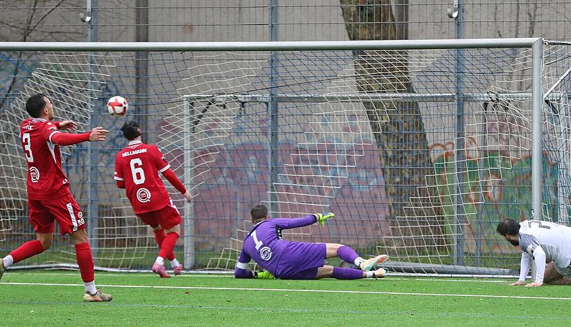 Die Entscheidung: Nikita Ebel (rechts) gr&auml;tscht den Ball in der 85. Minute zum 4:3-Sieg des FC Denzlingen  &uuml;ber die Linie. Die Neckarsulmer (von links) Melvin Avdic, Nick Hellmann und Kevin Rombach k&ouml;nnen dem Ball nur hinterschauen.