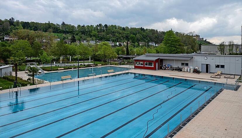 Blick auf das Sportbecken mit 50-Meter-Bahnen. Es wurde mit Edelstahl ausgekleidet und bedarf noch mancher Restarbeiten.