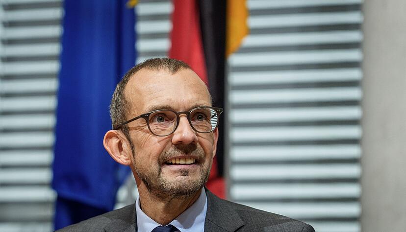 Der CDU-Politiker Thomas R&ouml;wekamp ist Vorsitzender des Verteidigungsausschusses.