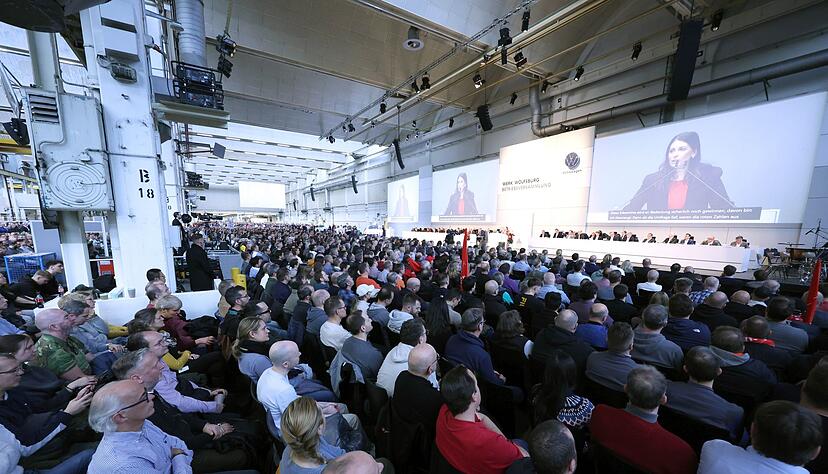 Die Betriebsratsvorsitzende Daniela Cavallo berichtete vor Tausenden Besch&auml;ftigten in Halle 11 &uuml;ber die Stimmung in der Belegschaft.