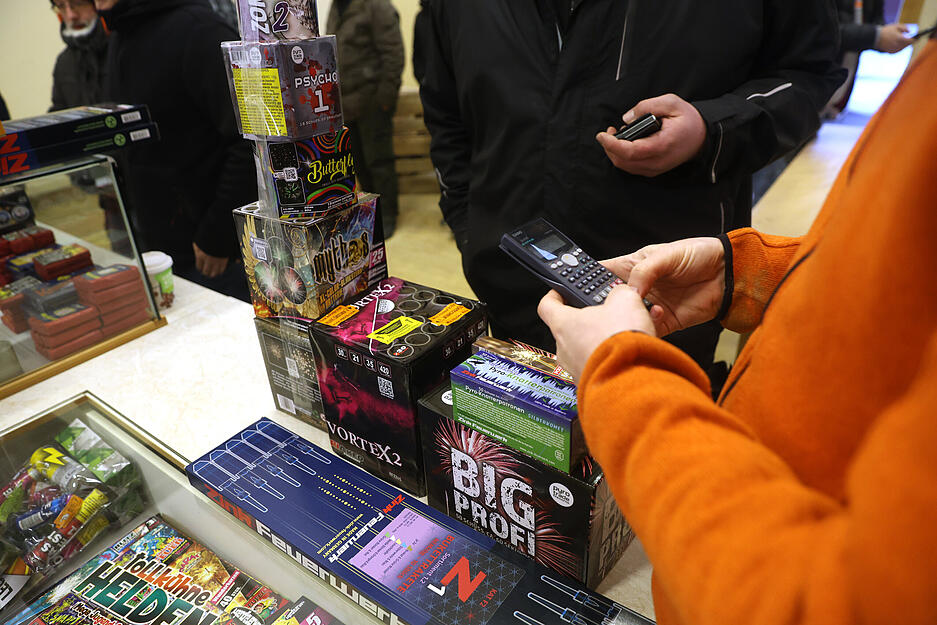 Feuerwerksliebhaber decken sich mit Raketen, Batterien und Leuchteffekten ein. Feuerwerksliebhaber decken sich mit Raketen, Batterien und Leuchteffekten ein.