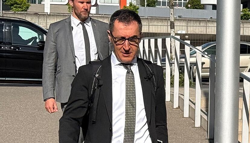 Cem &Ouml;zdemir sagt, man m&uuml;sse schauen, wof&uuml;r Geld da sei.