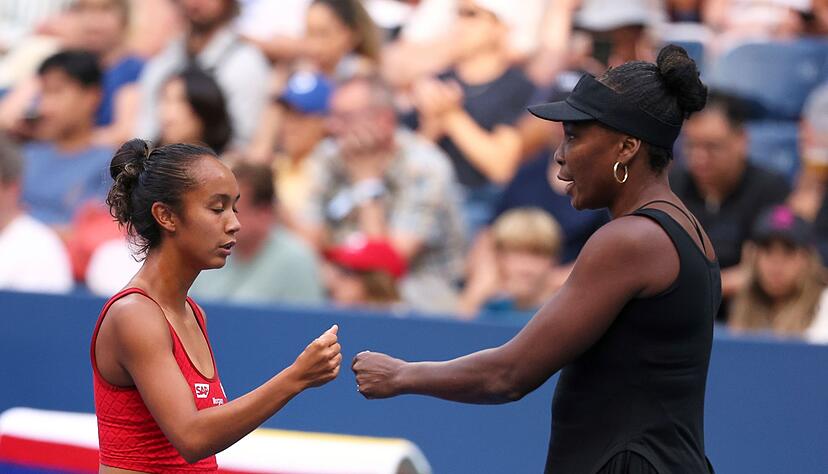 Venus Williams (r) sorgte im Doppel mit Leylah Fernandez (l) für Zuschauerinteresse.