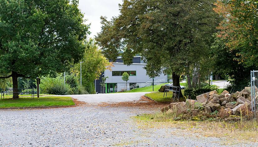 Die Schotterfläche, die an die Eberfirsthalle und den asphaltierten Parkplatz angrenzt, kommt als Standort für einen Skate- und Bikepark in Betracht.
Foto: Mario Berger Die Schotterfläche, die an die Eberfirsthalle und den asphaltierten Parkplatz angrenzt, kommt als Standort für einen Skate- und Bikepark in Betracht.
Foto: Mario Berger