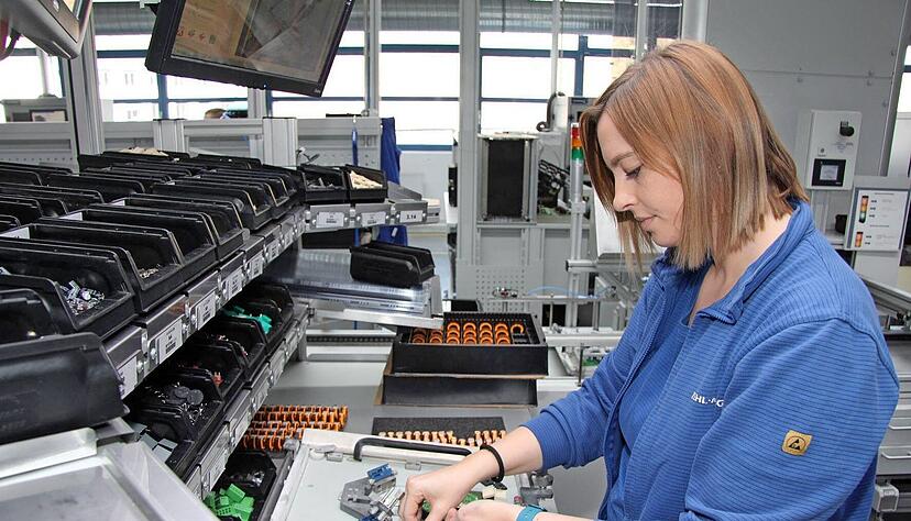 Die Leiterplattenfertigung steht f&uuml;r die hohe Fertigungstiefe bei Ziehl-Abegg. Evelin Fazekas best&uuml;ckt eine Leiterplatte f&uuml;r einen EC-Motor.