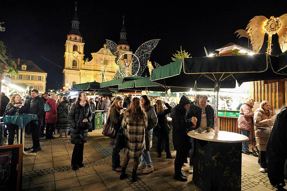 Der Weihnachtsmarkt lädt zum entspannten Verweilen und Genießen im Advent ein. Der Weihnachtsmarkt lädt zum entspannten Verweilen und Genießen im Advent ein.
