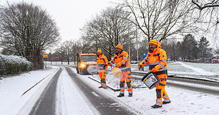 Heilbronn ist am Dreik&ouml;nigstag eingeschneit. Es wird gestreut, bis Mittwochmorgen gilt eine Gl&auml;ttewarnung.
