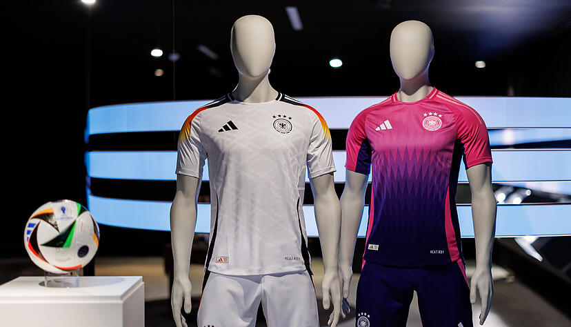 Um diese textilen Objekte geht es: Adidas hat das weiße Heim- und das pinkfarbene Auswärtstrikot der deutschen EM-Fußballer vorgestellt. Um diese textilen Objekte geht es: Adidas hat das weiße Heim- und das pinkfarbene Auswärtstrikot der deutschen EM-Fußballer vorgestellt.