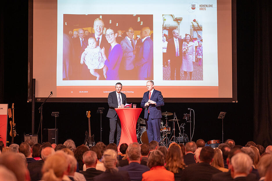 Hohenloher Landrat Matthias Neth wird bei feierlicher Kreistagssitzung in &Ouml;hringen verabschiedet und Nachfolger Ian Sch&ouml;lzel in sein neues Amt eingesetzt