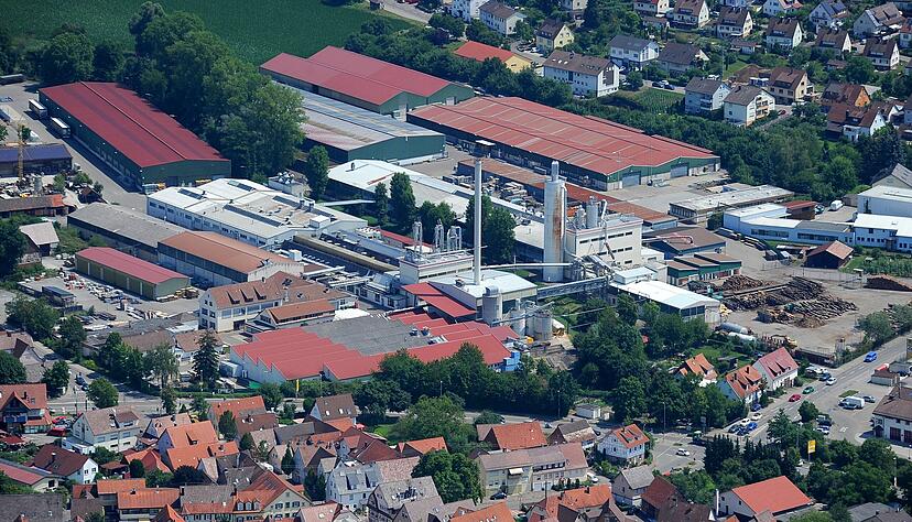 An den beiden Querungen entlang der L1100 (rechts und links im Vordergrund) sollen auch künftig Ampelanlagen die Anbindung des ehemaligen Firmenareals regeln.