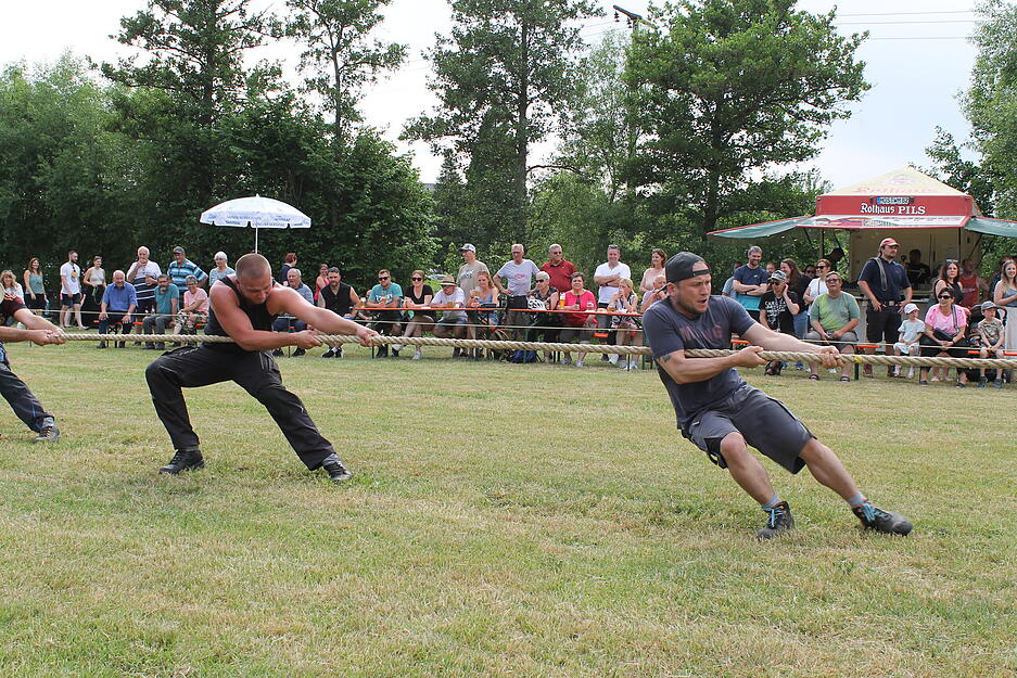 Manche Z&uuml;ge dauern Dutzende Sekunden, eine gef&uuml;hlte Ewigkeit h&auml;ngen die Teams nur am Seil ohne erkennbaren Fortschritt, bis dann, wie aus dem Nichts, Bewegung reinkommt. Hier k&auml;mpft die Mannschaft "Der Rest vom Fest".