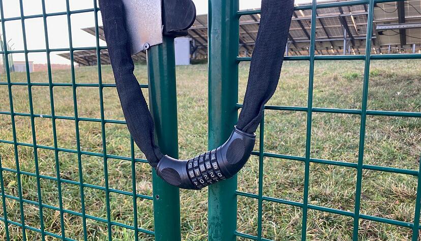 Der Energeno-Solarpark in Kirchardt liegt neben dem örtlichen Häckselplatz. Das Zugangstor ist mit einem wuchtigen Schloss gesichert - die Diebe schnitten aber einfach den Zaun durch.