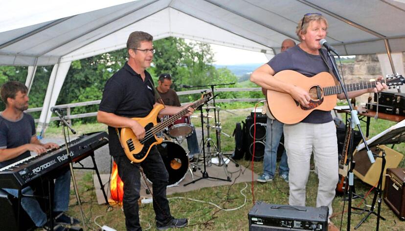 Klaus Schifferer (2.v. l) griff beim Konzert in die Saiten: Bei "Hey Jude" von den Beatles war der B&uuml;rgermeister der Tonacker-Bassist.Foto: Gustav D&ouml;ttling