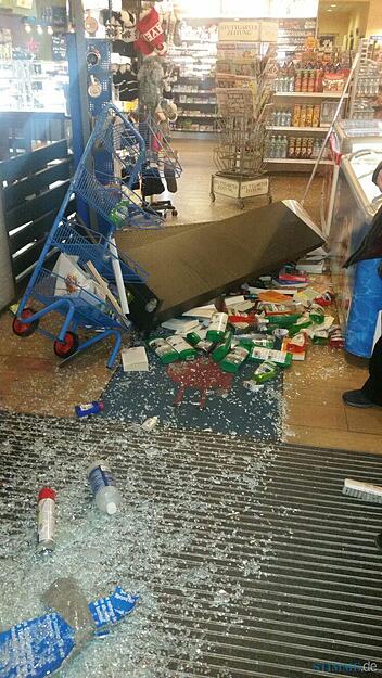 ... wegen der orkanartigen B&ouml;en durch die Luft geschleudert. Das Teil des Windrads ist 80 Kilo schwer und richtete durch die Wucht des Aufpralls im Laden gr&ouml;&szlig;ere Zerst&ouml;rung an.