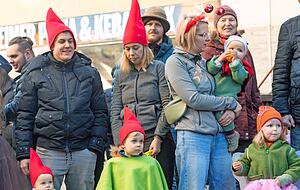 Einheitslook für den Faschingsumzug: Groß und Klein der Familie hat sich als Zwerge verkleidet.
