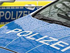 ARCHIV - 22.03.2024, Brandenburg, Trebbin: Der Schriftzug "Polizei" auf der K&uuml;hlerhaube eines Autos, aufgenommen w&auml;hrend einer Verkehrskontrolle an der Berliner Stra&szlig;e. Beschmiert waren nach Angaben der Polizei insgesamt f&uuml;nf Geb&auml;ude an der Gudrunstra&szlig;e und der Frankfurter Allee sowie der S-Bahnhof Lichtenberg. (zu dpa: &laquo;Polizei Berlin: Kommunistische Symbole an Geb&auml;ude geschmiert&raquo;) Foto: Soeren Stache/dpa +++ dpa-Bildfunk +++