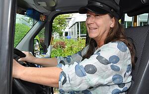 Mit Humor unterwegs: Uta Weigel-Aslan trägt hier sogar eine Chauffeursmütze.