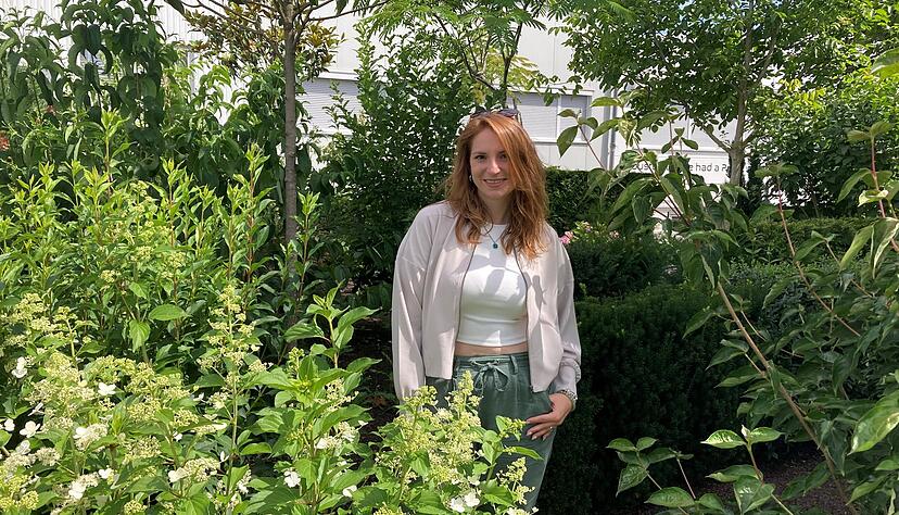 Geschäftsführerin Fiona Sailer in ihrem Mustergarten: Im Hof der Firma Jung Electronic in Heilbronn-Kirchhausen hat die Geschäftsführerin ihre Ideen in die Tat umgesetzt.